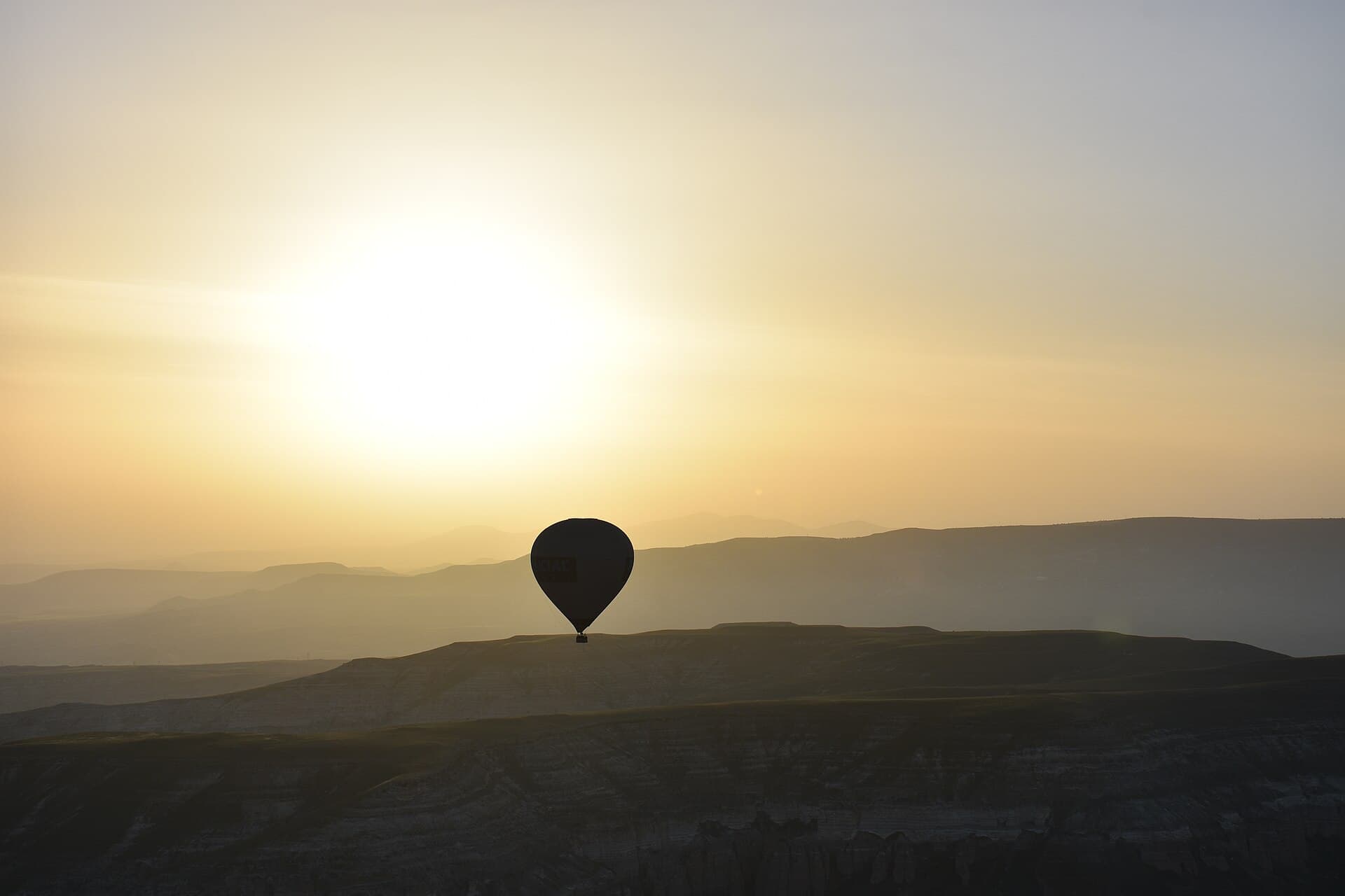 A hot air balloon at sunrise over Cappadocia, Türkiye