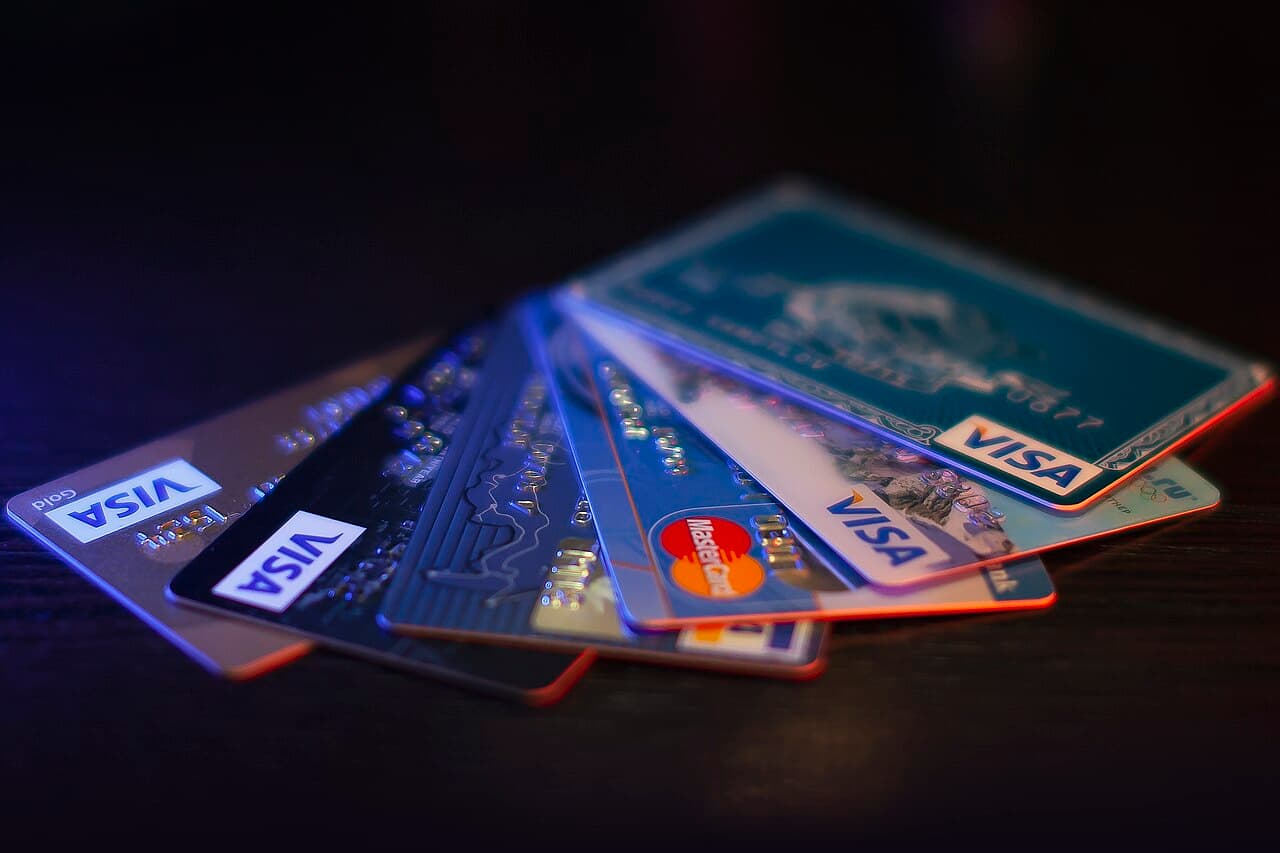 A fanned bunch of Visa and Mastercard payment cards